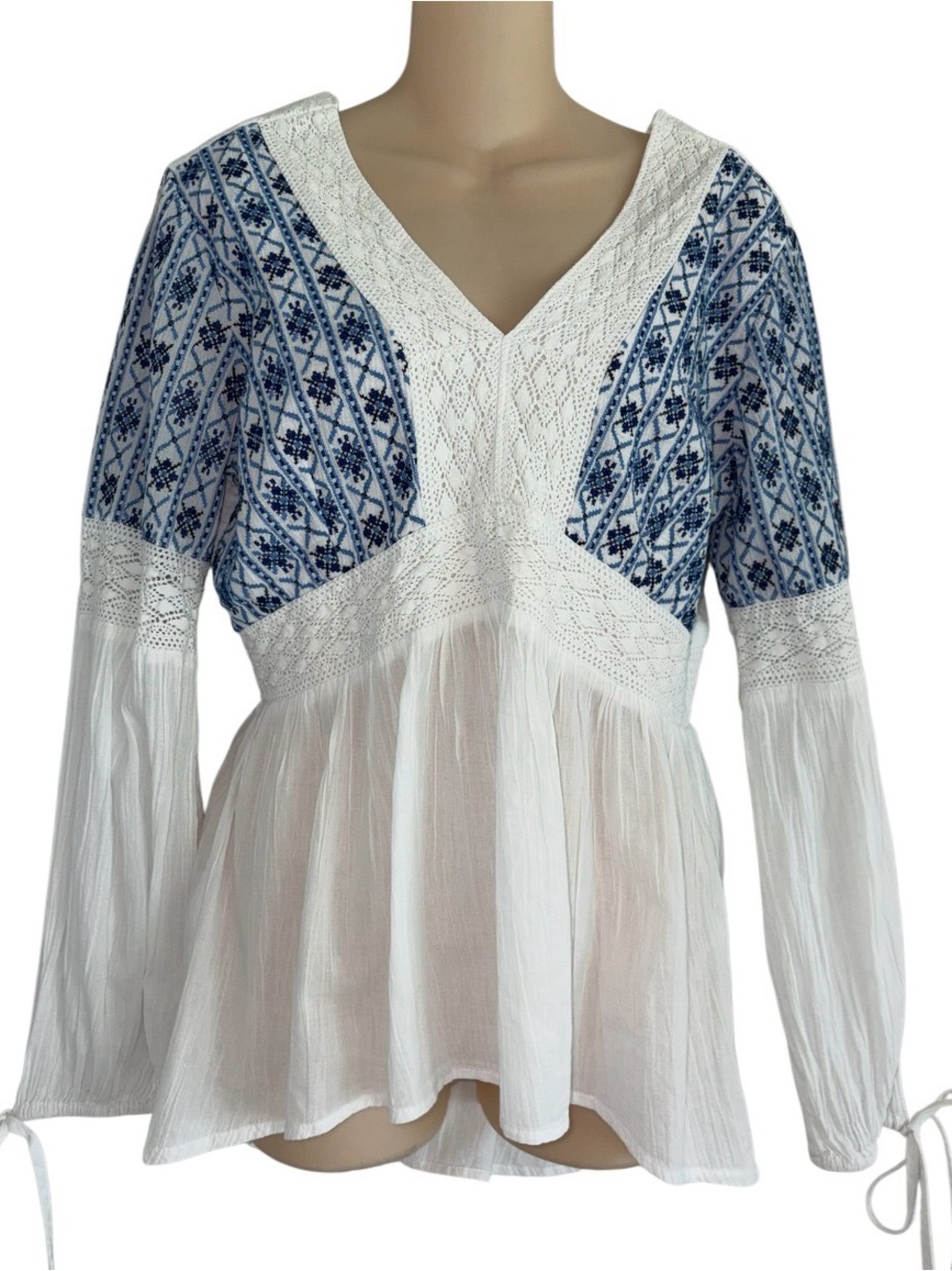 Sundance Terrace Waves Cross Stitch Bohemian VNeck Blouse Size Medium White Blue